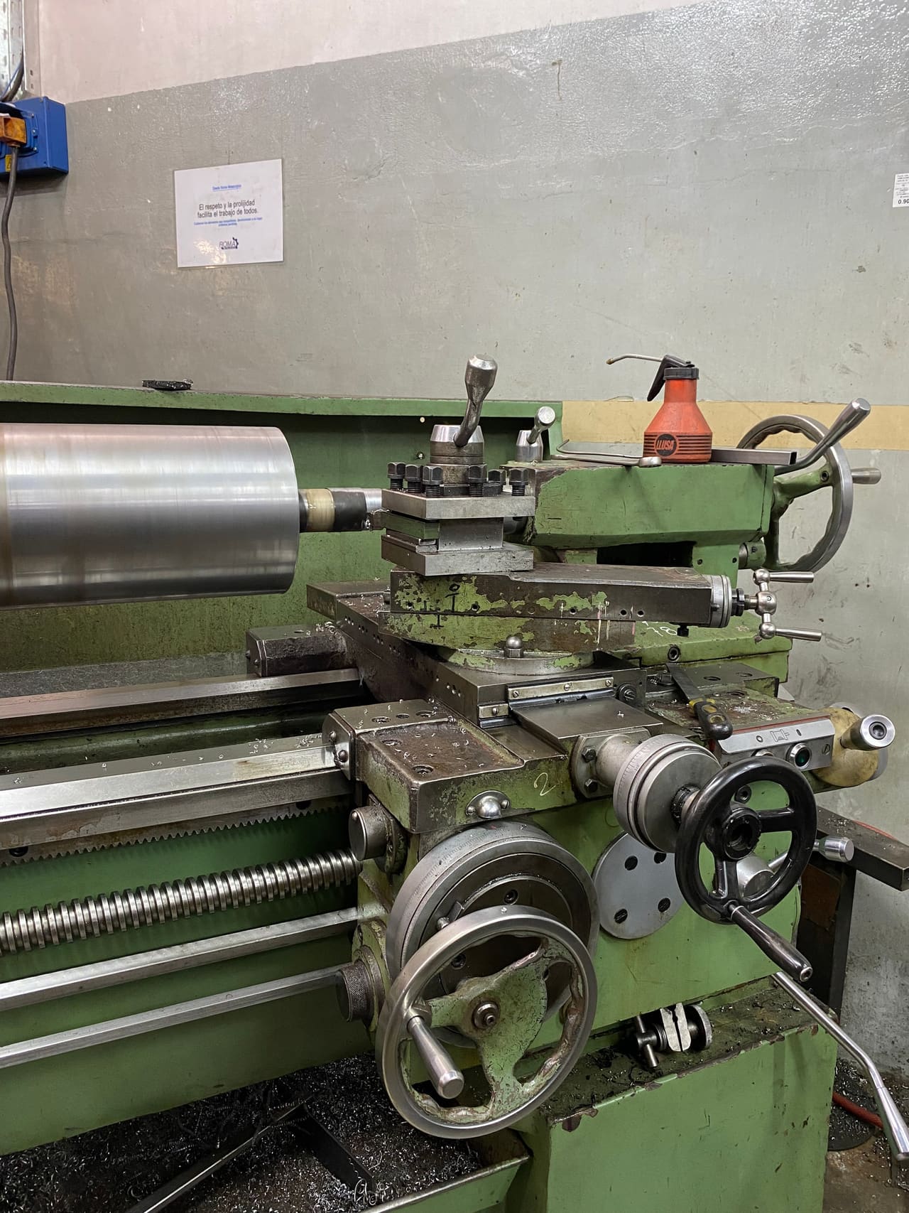 Torno paralelo del taller con una pieza montada